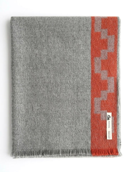 Baby-Alpaka Wolldecke mit Ornament in hellgrau/rot